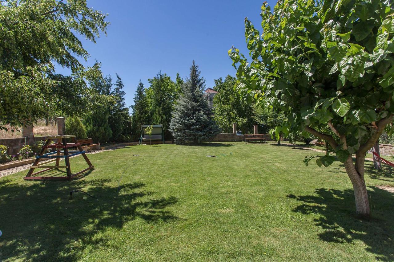 Къща За Гости Перуника Saparewa Banja Exterior foto